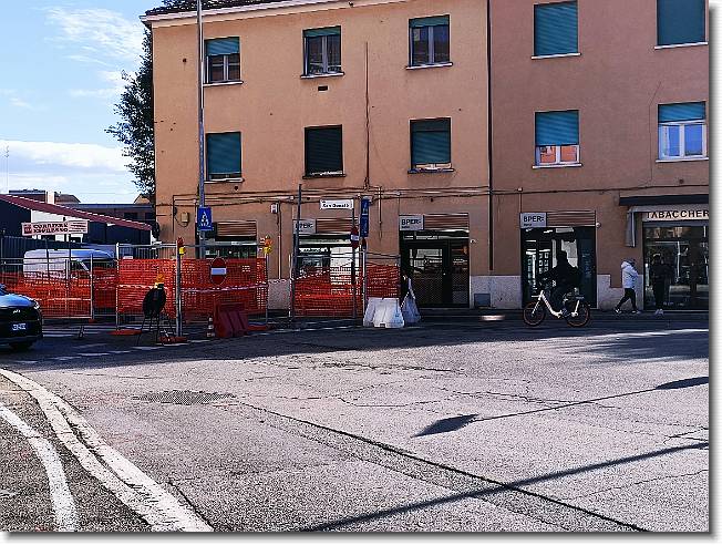 Clicca per scorrere le foto originali ingrandite