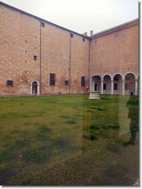 Clicca per scorrere le foto originali ingrandite