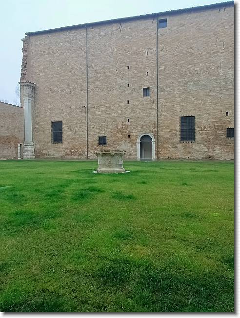 Clicca per scorrere le foto originali ingrandite