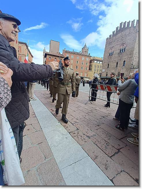 Clicca per scorrere le foto originali ingrandite