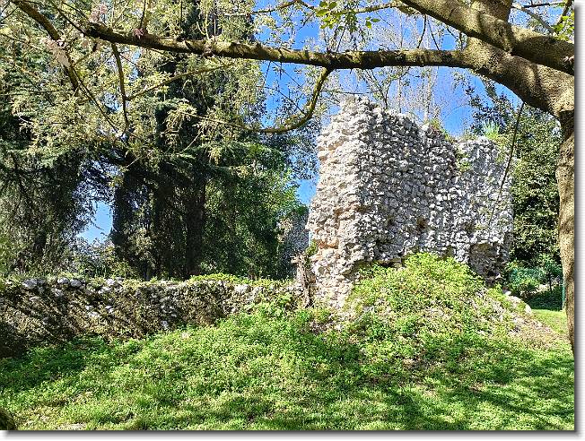 Clicca per scorrere le foto originali ingrandite