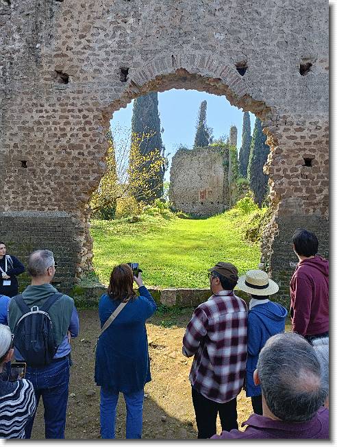 Clicca per scorrere le foto originali ingrandite