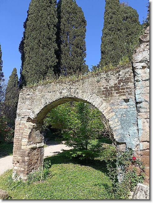 Clicca per scorrere le foto originali ingrandite