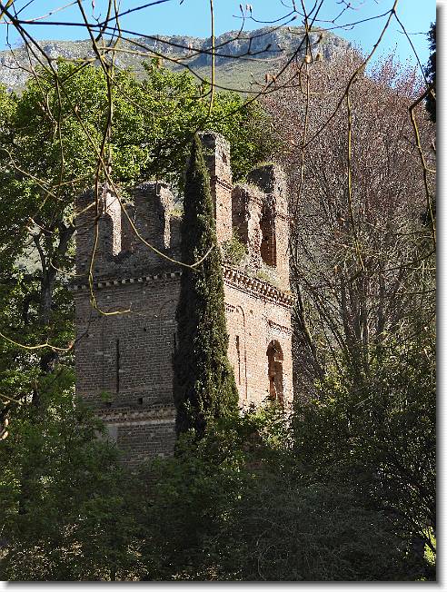 Clicca per scorrere le foto originali ingrandite