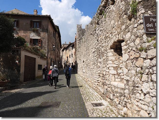 Clicca per scorrere le foto originali ingrandite