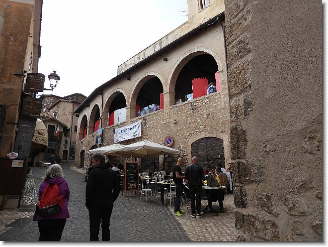 Clicca per scorrere le foto originali ingrandite