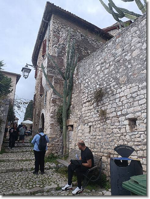 Clicca per scorrere le foto originali ingrandite
