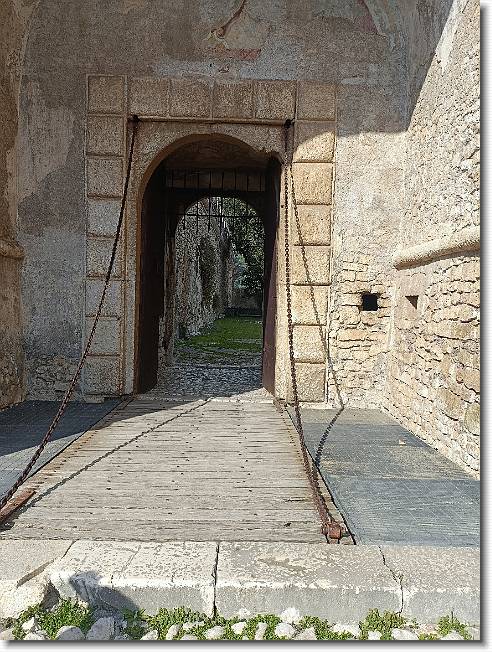 Clicca per scorrere le foto originali ingrandite