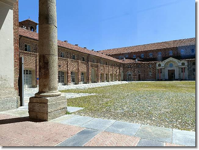 Clicca per scorrere le foto originali ingrandite