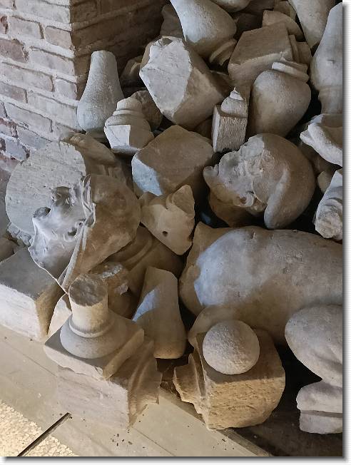 Clicca per scorrere le foto originali ingrandite