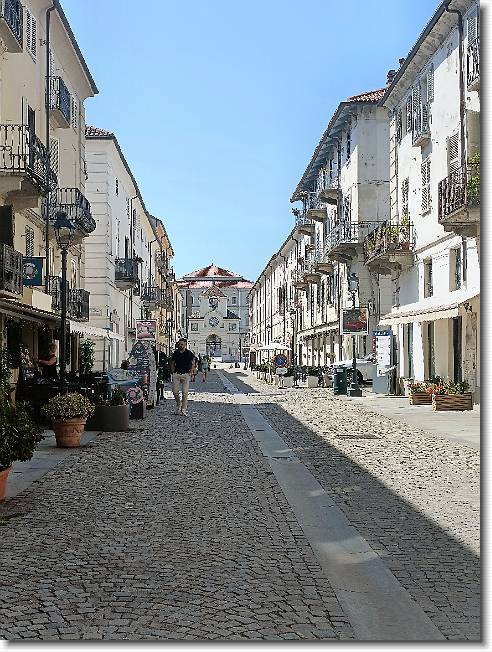 Clicca per scorrere le foto originali ingrandite