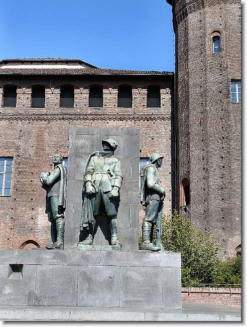 Clicca per scorrere le foto originali ingrandite