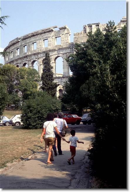 Clicca per scorrere le foto originali ingrandite