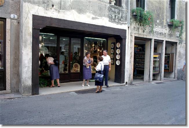 Clicca per scorrere le foto originali ingrandite