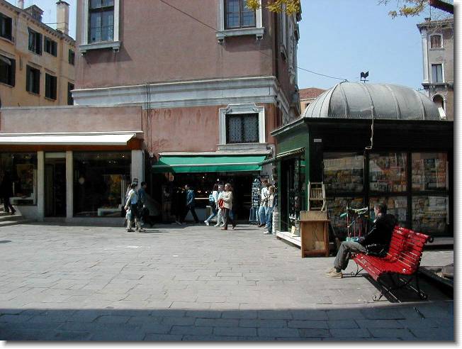 Clicca per scorrere le foto originali ingrandite
