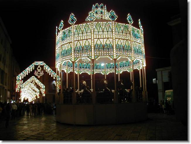 Clicca per scorrere le foto originali ingrandite