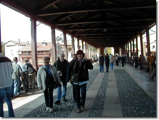 Clicca per scorrere le foto originali ingrandite