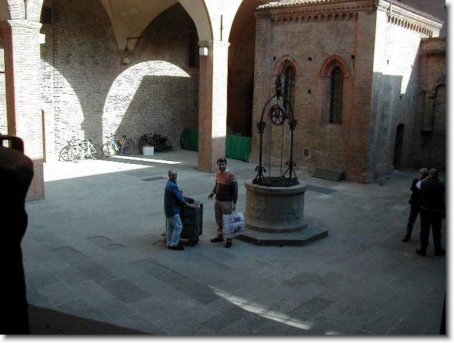 Clicca per scorrere le foto originali ingrandite