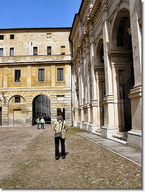 Clicca per scorrere le foto originali ingrandite
