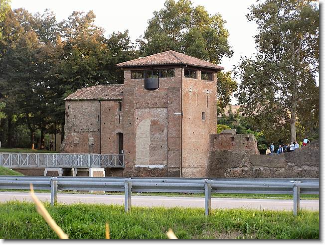 Clicca per scorrere le foto originali ingrandite