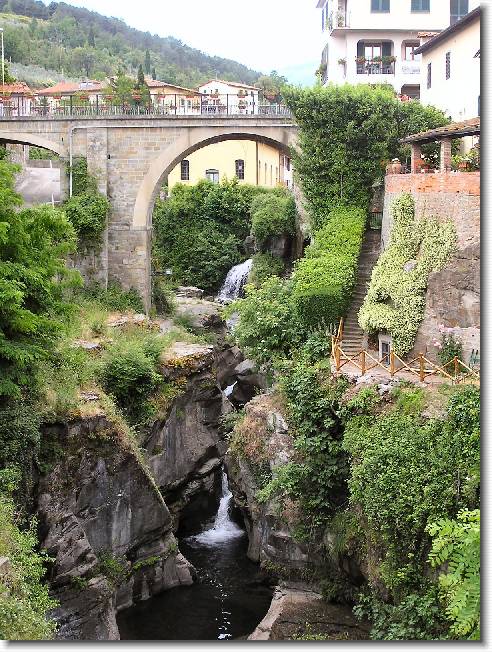 Clicca per scorrere le foto originali ingrandite