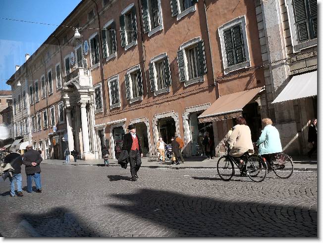 Clicca per scorrere le foto originali ingrandite