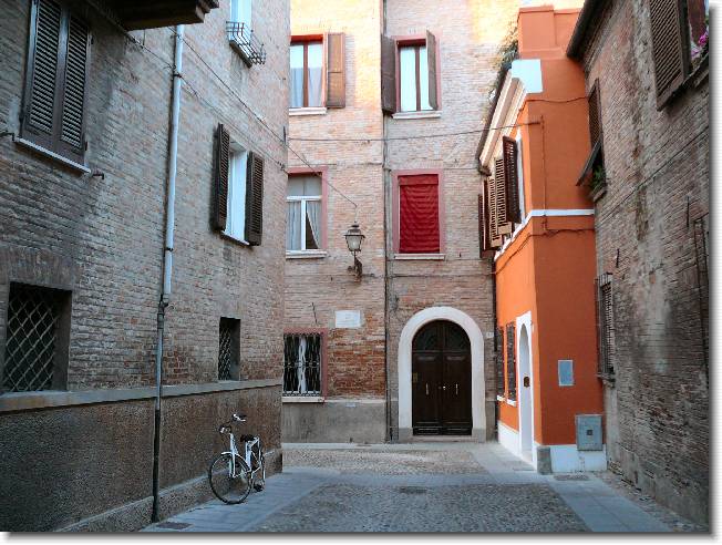 Clicca per scorrere le foto originali ingrandite