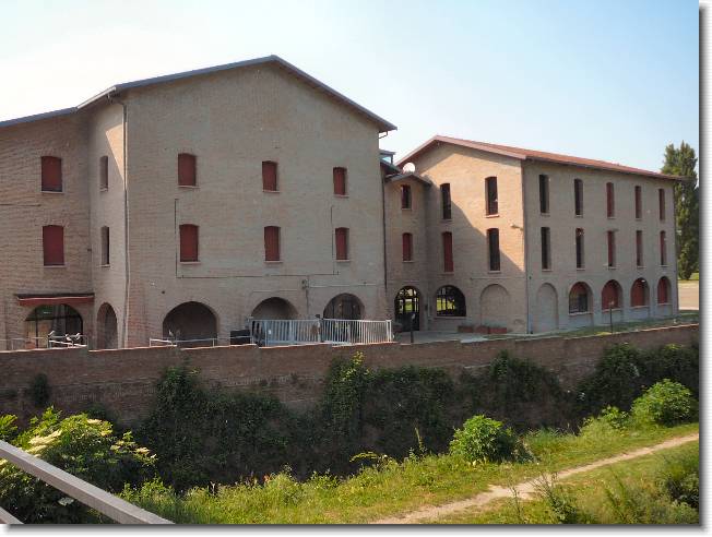 Clicca per scorrere le foto originali ingrandite