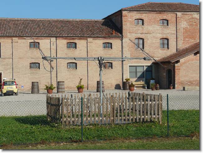 Clicca per scorrere le foto originali ingrandite