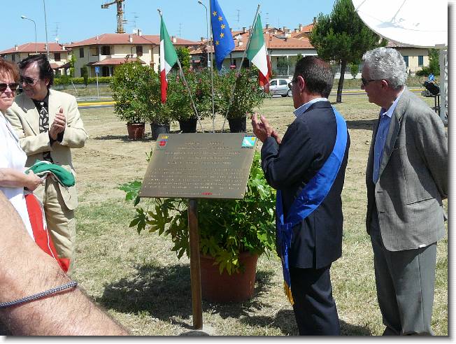 Clicca per scorrere le foto originali ingrandite