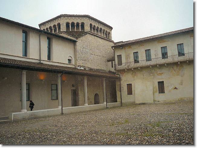 Clicca per scorrere le foto originali ingrandite