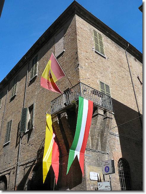 Clicca per scorrere le foto originali ingrandite