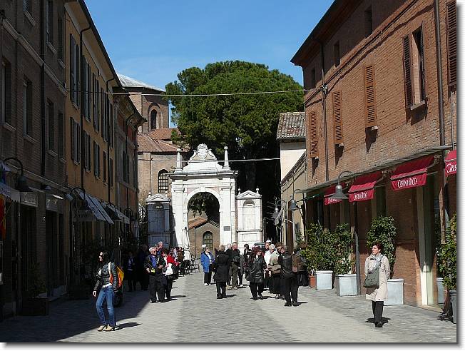 Clicca per scorrere le foto originali ingrandite