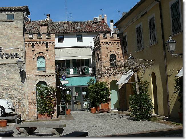 Clicca per scorrere le foto originali ingrandite