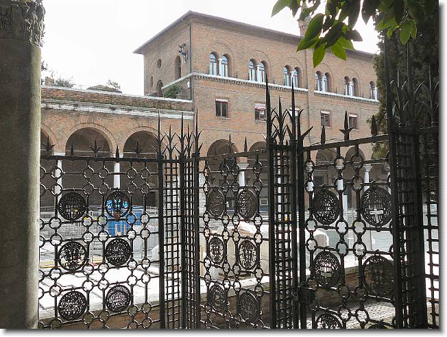Clicca per scorrere le foto originali ingrandite