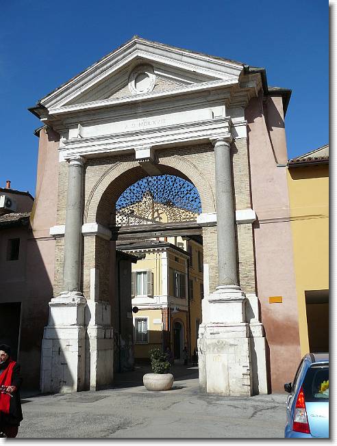 Clicca per scorrere le foto originali ingrandite