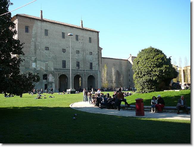 Clicca per scorrere le foto originali ingrandite