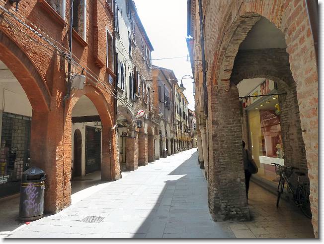 Clicca per scorrere le foto originali ingrandite