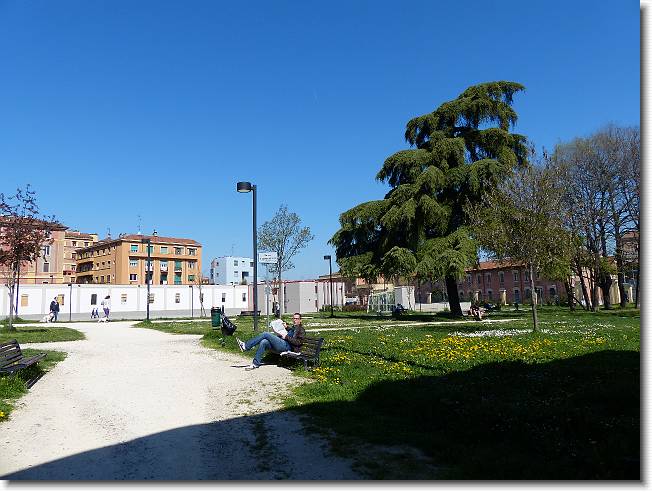 Clicca per scorrere le foto originali ingrandite