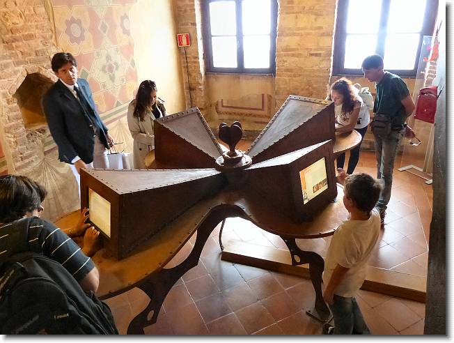 Clicca per scorrere le foto originali ingrandite
