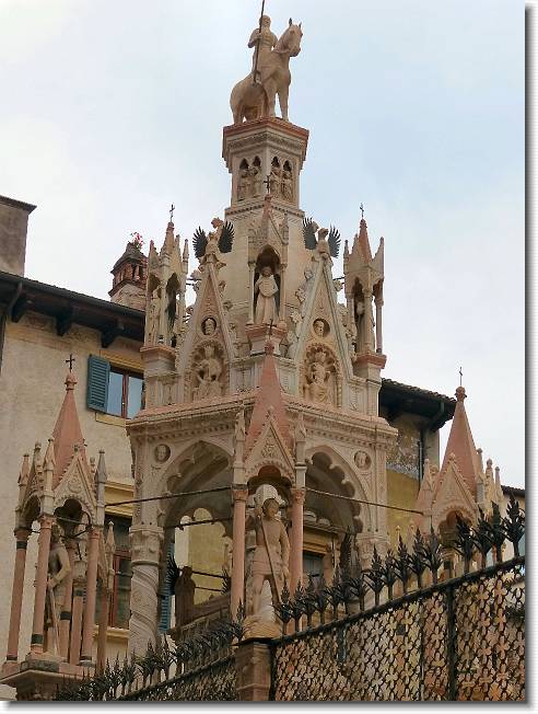 Clicca per scorrere le foto originali ingrandite