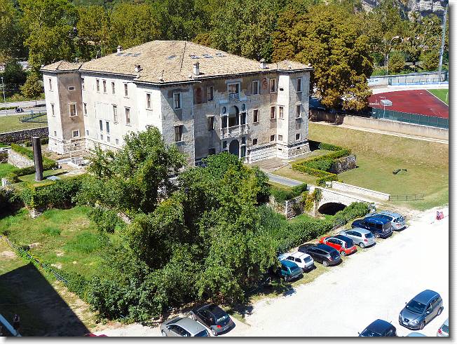 Clicca per scorrere le foto originali ingrandite