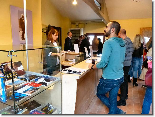 Clicca per scorrere le foto originali ingrandite