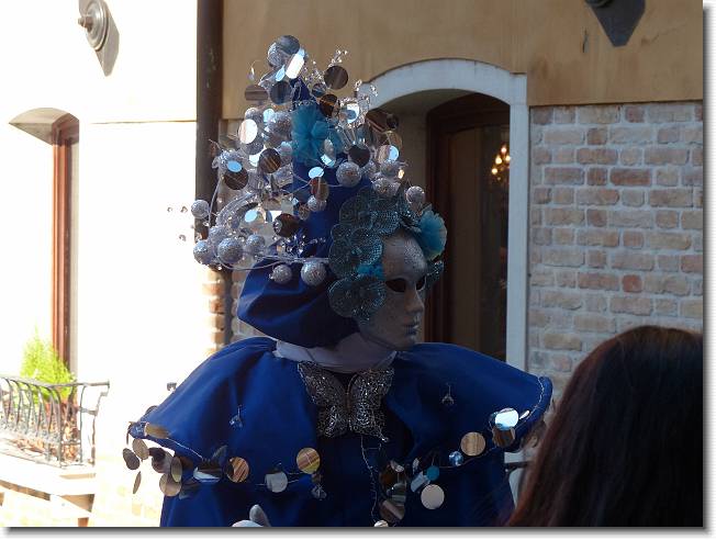Clicca per scorrere le foto originali ingrandite