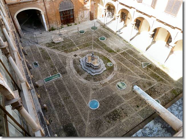 Clicca per scorrere le foto originali ingrandite
