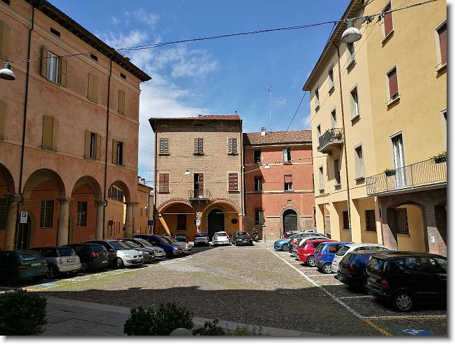 Clicca per scorrere le foto originali ingrandite