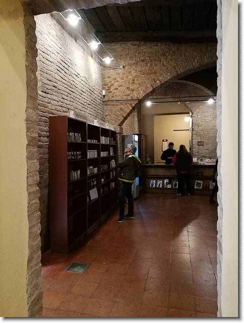 Clicca per scorrere le foto originali ingrandite