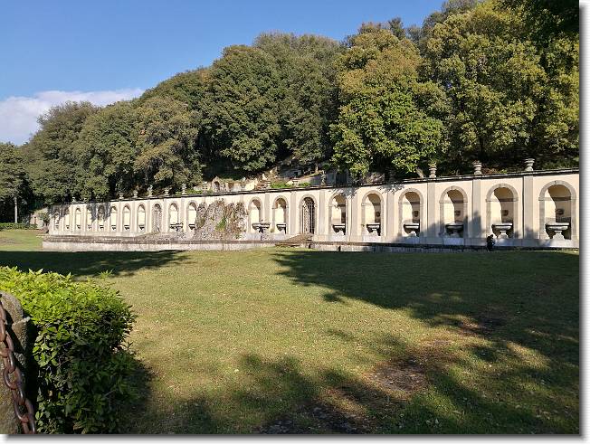 Clicca per scorrere le foto originali ingrandite
