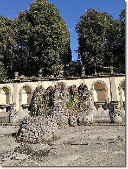 Clicca per scorrere le foto originali ingrandite