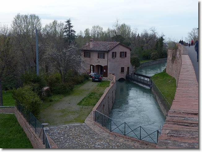 Clicca per scorrere le foto originali ingrandite